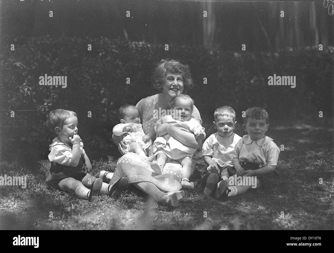 Dorothy Brunton, star de la comédie musicale, est photographiée avec cinq jeunes enfants à l'hôpital St Margaret de Darlinghurst, Sydney. La photographie, prise par Sam Hood, capture un moment de lumière dans un cadre hospitalier. Banque D'Images