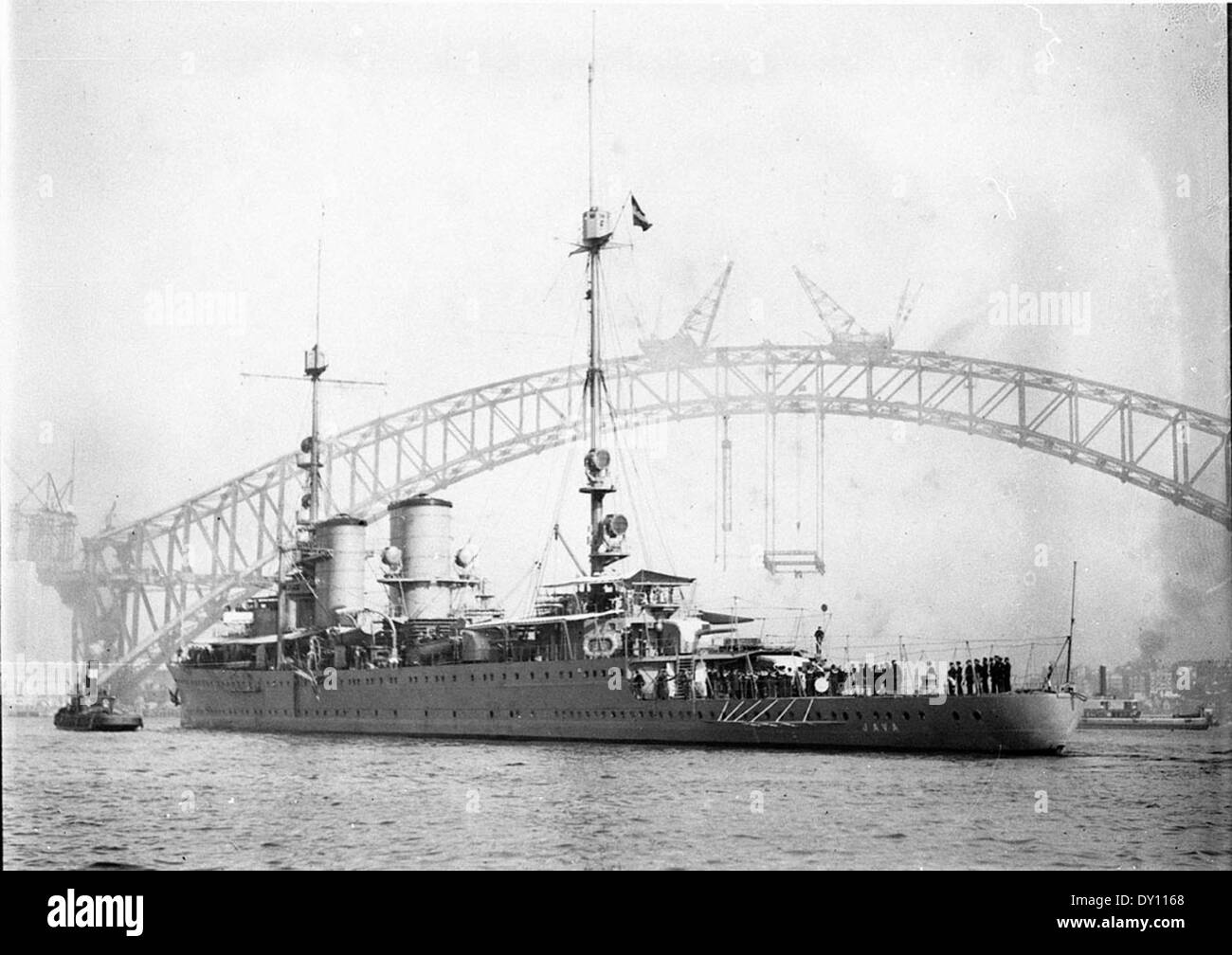 Le 'Java', un navire de guerre de la Dutch East Indies, manœuvrant avec le Sydney Harbour Bridge en arrière-plan, ca. 1930 / Ted Hood Banque D'Images