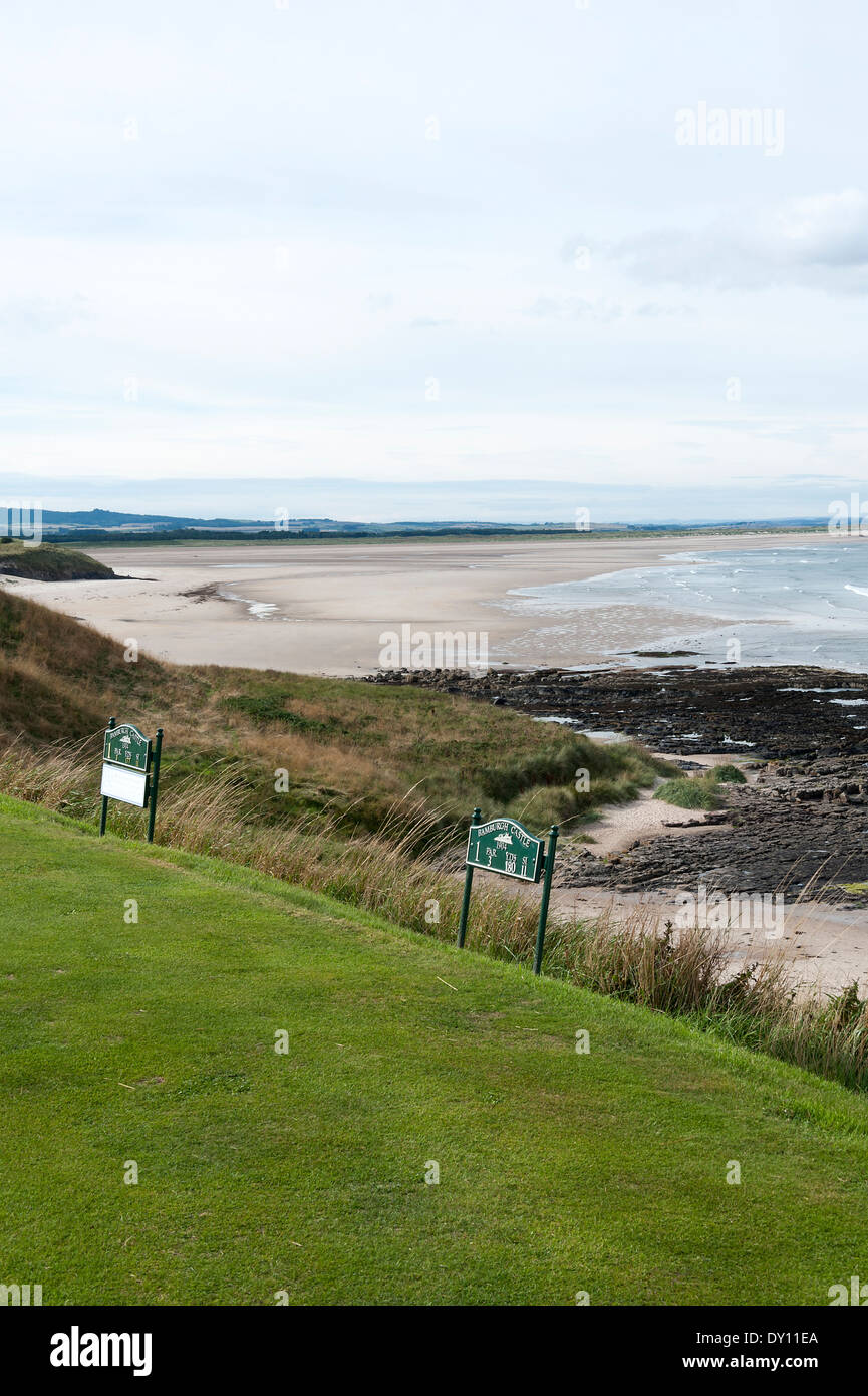 La première pièce en T au château de Bamburgh Golf donnant sur Budle Bay et de la mer du Nord vers l'île sacrée Northumberland England Banque D'Images