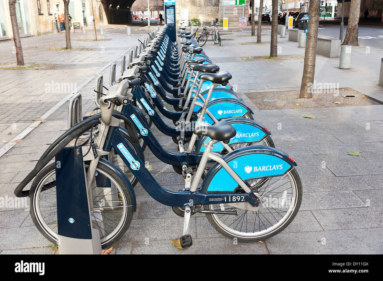 Vélos à louer dans une station près de Tower Bridge à aLondon Zone Touristique Angleterre Royaume-Uni UK Banque D'Images