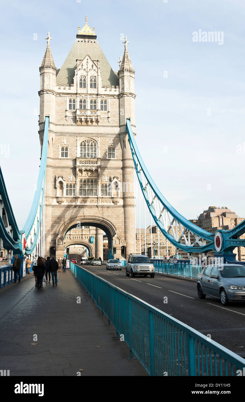Célèbre Tour pont traversant la Tamise dans Winter Sunshine à Londres Angleterre Royaume-Uni UK Banque D'Images