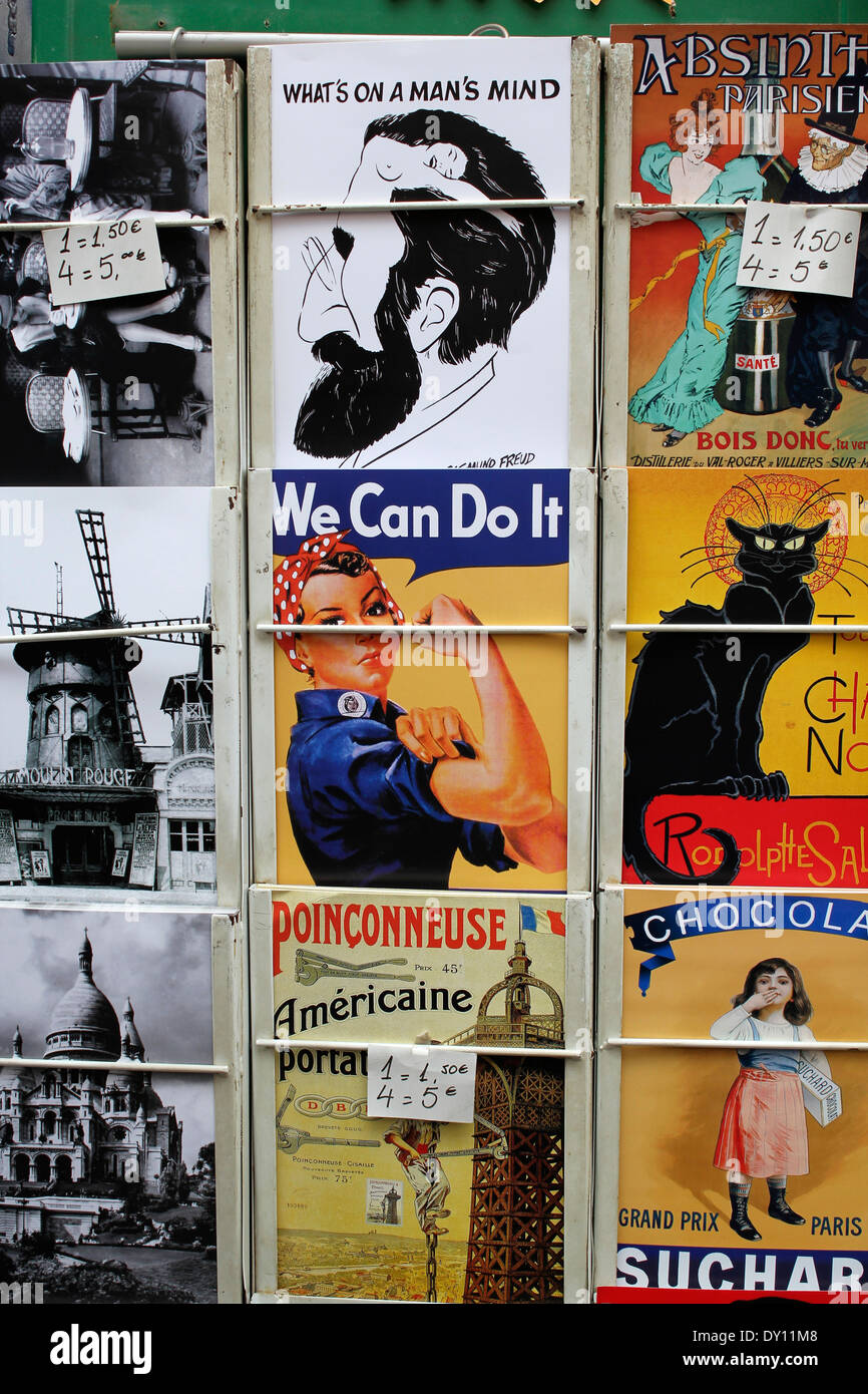 Des affiches et des cartes en vente à Montmartre à Paris Banque D'Images