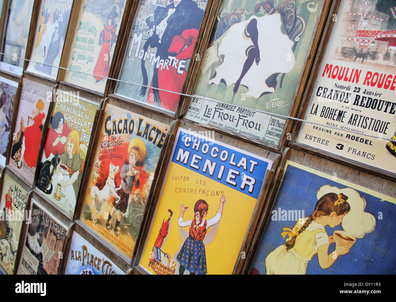 Sur l'affichage des affiches à Montmartre à Paris Banque D'Images