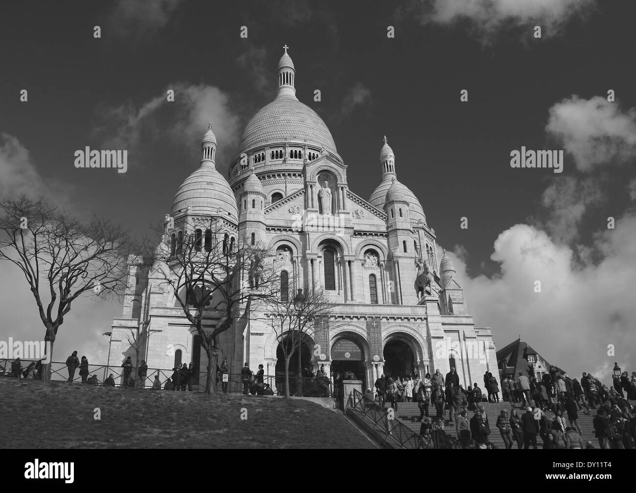 La basilique du Sacré-Coeur vue depuis le bas des marches à Montmartre, paris en monochrome Banque D'Images