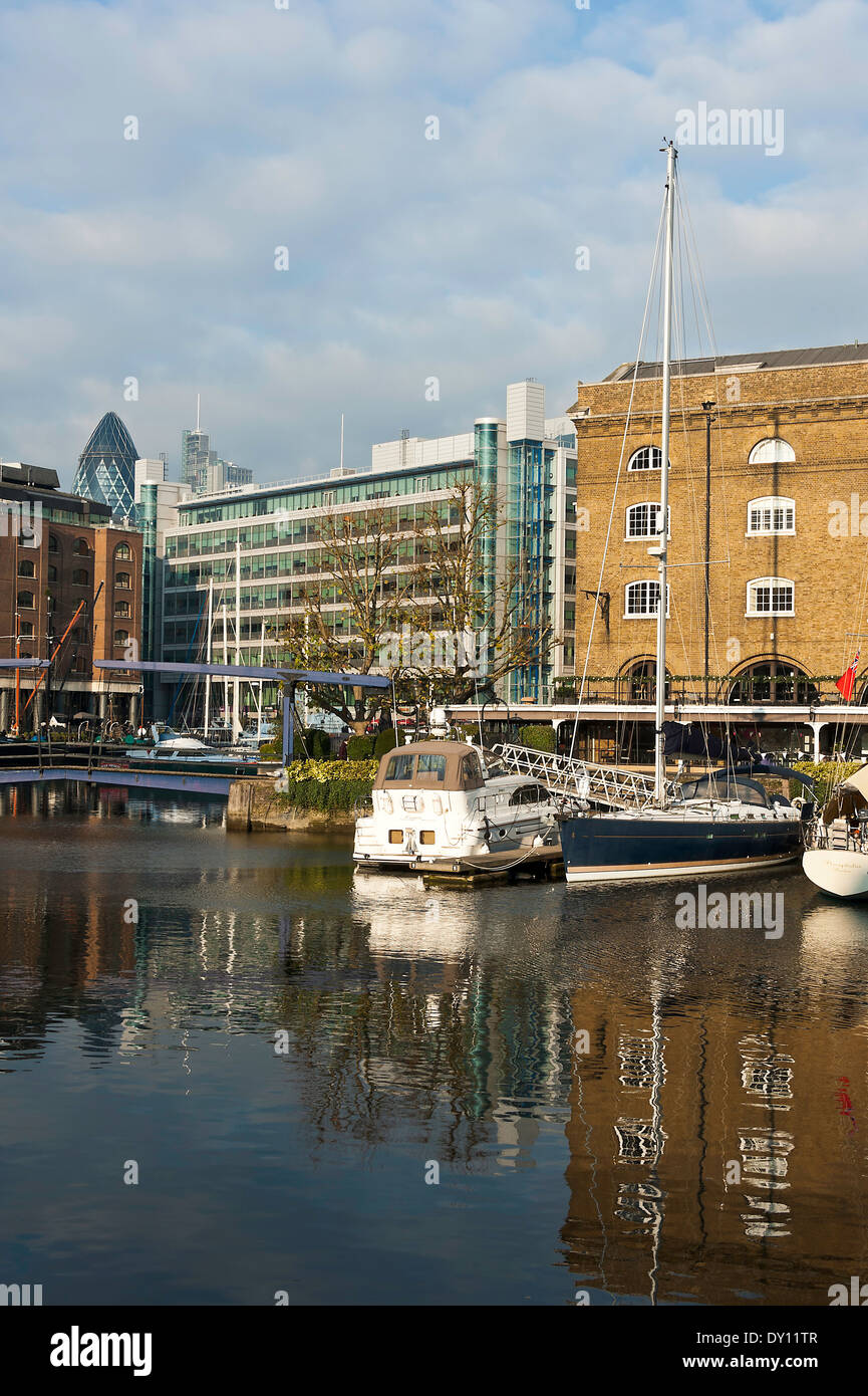 Bateaux et Embarcations de plaisance amarrés dans une marina Salon à St Katharine Docks par Tower Hamlets Londres Angleterre Royaume-Uni Banque D'Images