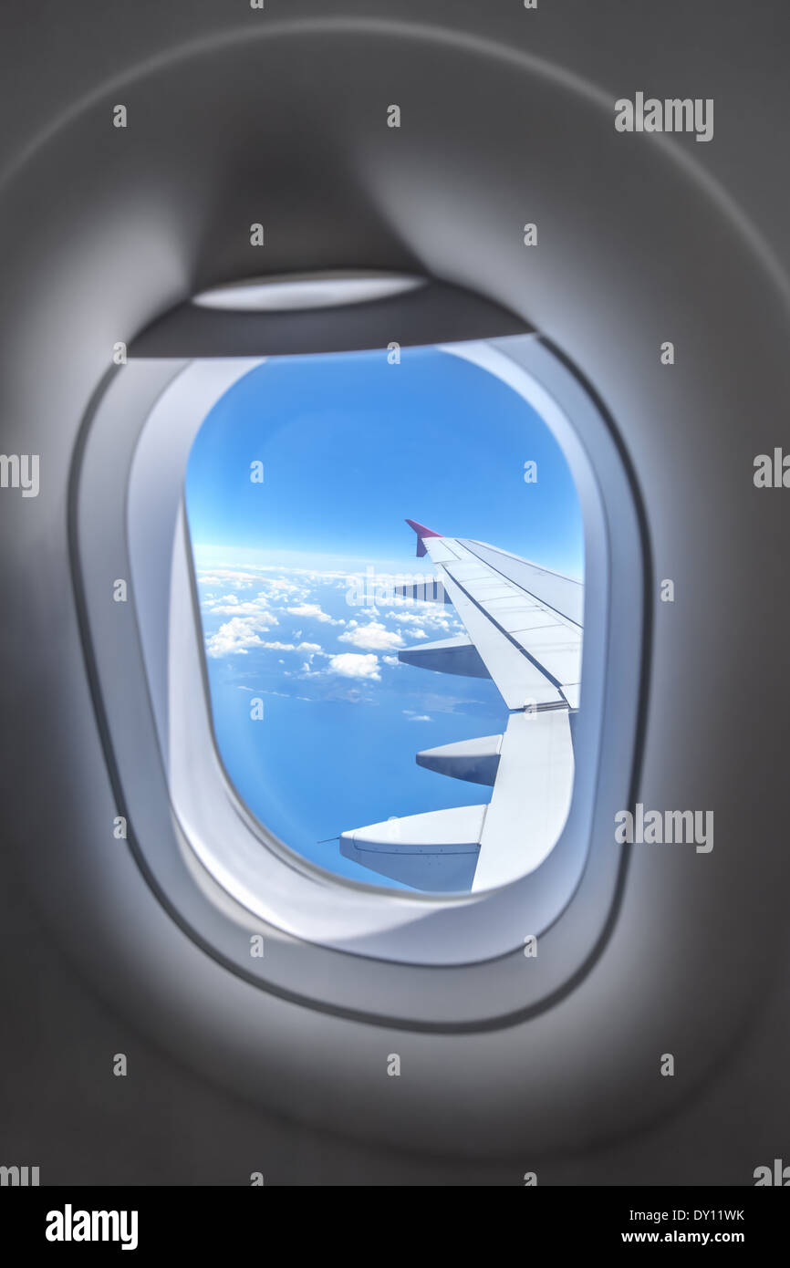 Vue à travers la fenêtre de l'avion Banque D'Images