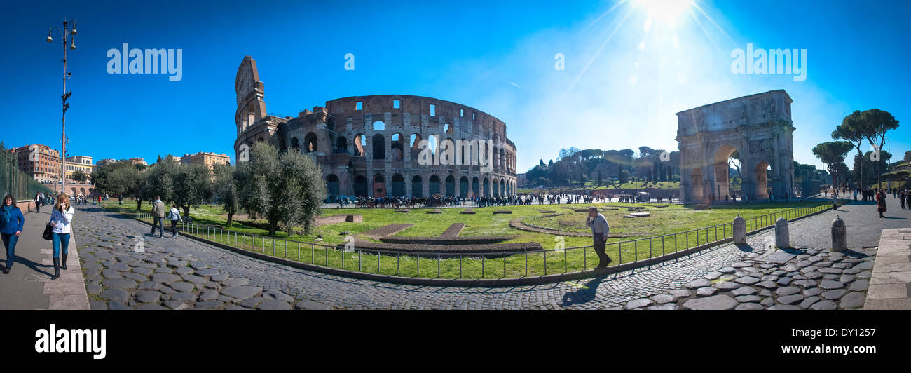Le colisée ou Coliseum, également connu sous le nom de l'amphithéâtre Flavien est un amphithéâtre elliptique dans le centre de la ville Rome Banque D'Images