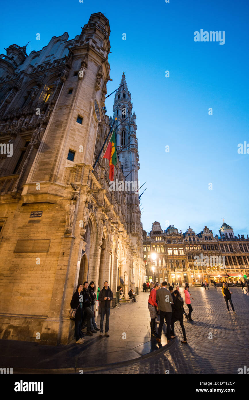 Grand-place illuminée la nuit Bruxelles Belgique // BRUXELLES, Belgique — les bâtiments historiques de la Grand-place brillent sous l'éclairage du soir, mettant en valeur leurs détails architecturaux gothiques et baroques ornés. L'éclairage nocturne spectaculaire du site classé au patrimoine mondial de l'UNESCO renforce le caractère médiéval de la place. Les façades illuminées de l'Hôtel de ville et des maisons de guilde créent une exposition théâtrale dans la première destination touristique de Bruxelles. Banque D'Images