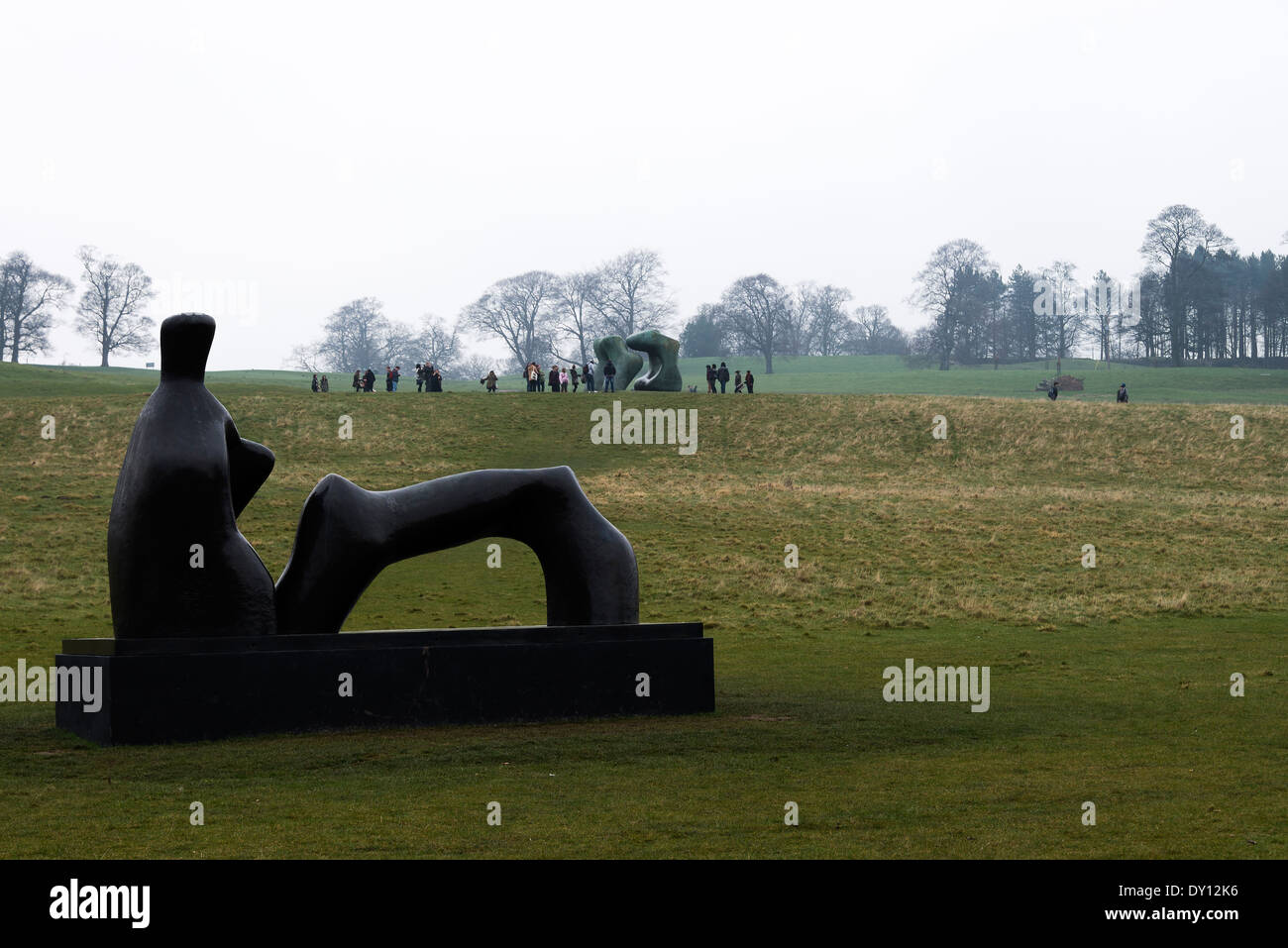 Le Henry Moore sculpture de bronze Reclining Figure Arch jambe à l'Yorkshire Sculpture Park West Bretton Wakefield England UK Banque D'Images