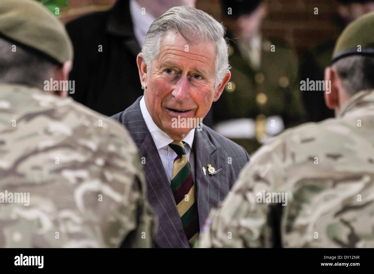 Belfast, Irlande du Nord. 2 Apr 2014 - Charles, prince de Galles, répond aux soldats du 2 régiment de mercie dont il est le Colonel en chef du Crédit : Stephen Barnes/Alamy Live News Banque D'Images