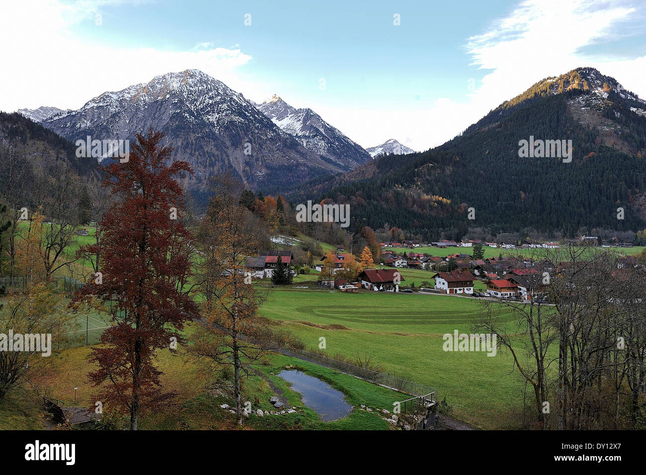 Un bavarien village dans les mines, la neige sur les collines, ein bayerisches Dorf in den Alpen Banque D'Images