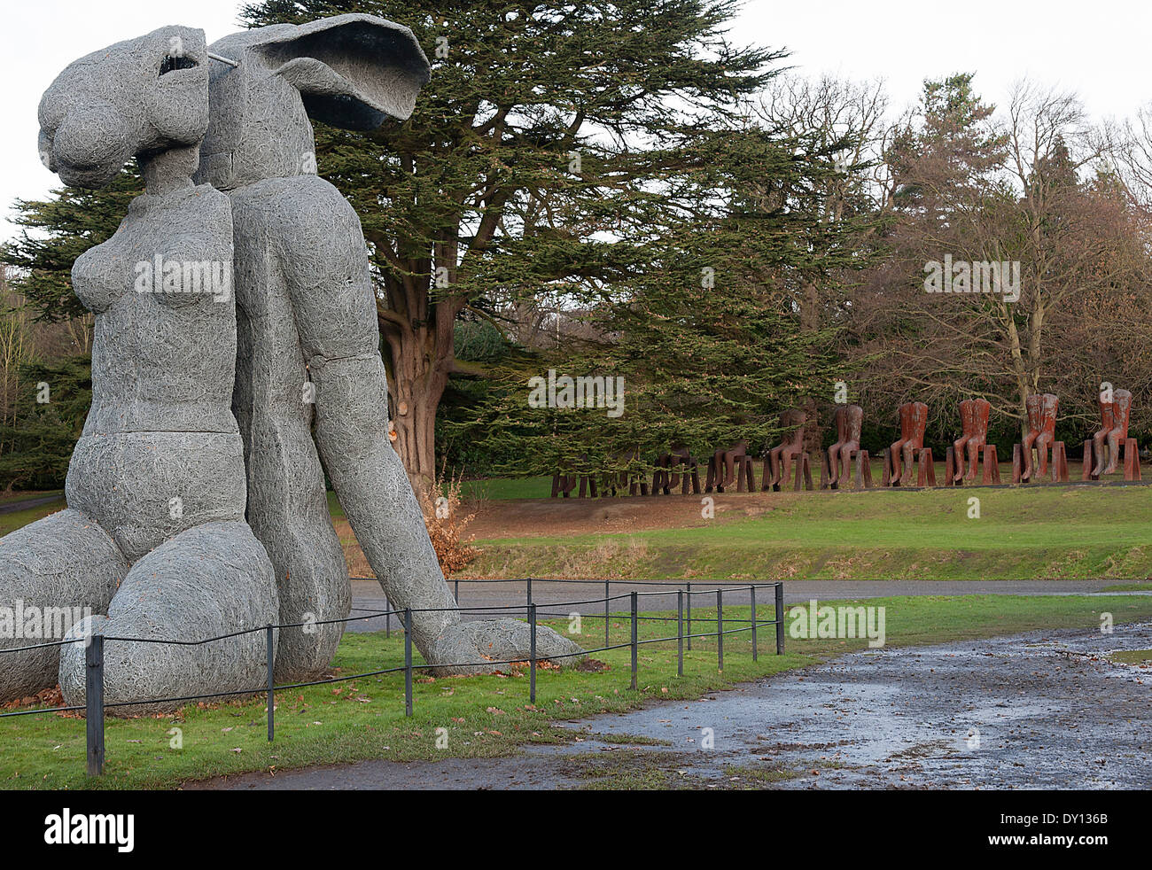 La Sculpture Dame Hare assis au Yorkshire Sculpture Park West Bretton Wakefield Angleterre Royaume-Uni UK Banque D'Images