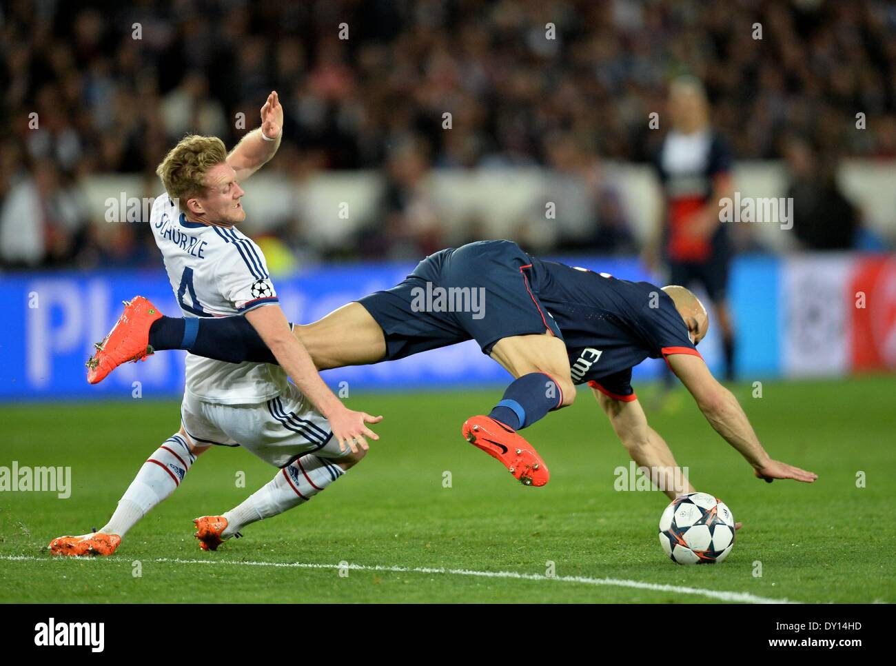 Paris, France. Apr 02, 2014. Alex (PSG) - Andre Schurrle (CHE) en action pendant le match entre le PSG et Chelsea Ligue des Champions Quart de finale : Action Crédit Plus Sport/Alamy Live News Banque D'Images