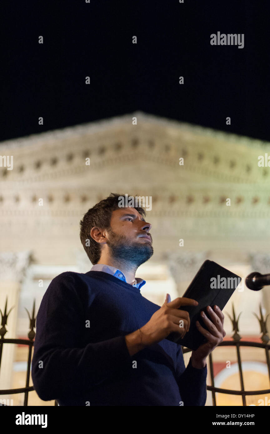 Palerme, Italie. Mar 31, 2014. Palerme, 31 mars 2014 - Alessandro Di Battista, 35 ans, tenant son iPad. Députés du mouvement cinq étoiles sont connues pour l'utilisation massive de l'theri réseaux sociaux. Après avoir été temporairement suspendue de la législature, 26 députés de Beppe Grilo Cinq Étoiles du mouvement sont tournées à l'Italie de faire prendre conscience aux gens de ce qui se passe à l'intérieur des murs de la chambre des députés. © Guglielmo Mangiapane/NurPhoto ZUMAPRESS.com/Alamy/Live News Banque D'Images