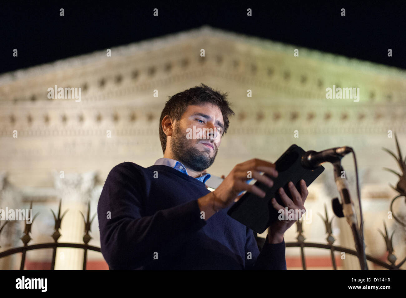 Palerme, Italie. Mar 31, 2014. Palerme, 31 mars 2014 - Alessandro Di Battista, 35 ans, sur le point de commencer son discours en place principale de Palerme. Après avoir été temporairement suspendue de la législature, 26 députés de Beppe Grilo Cinq Étoiles du mouvement sont tournées à l'Italie de faire prendre conscience aux gens de ce qui se passe à l'intérieur des murs de la chambre des députés. © Guglielmo Mangiapane/NurPhoto ZUMAPRESS.com/Alamy/Live News Banque D'Images