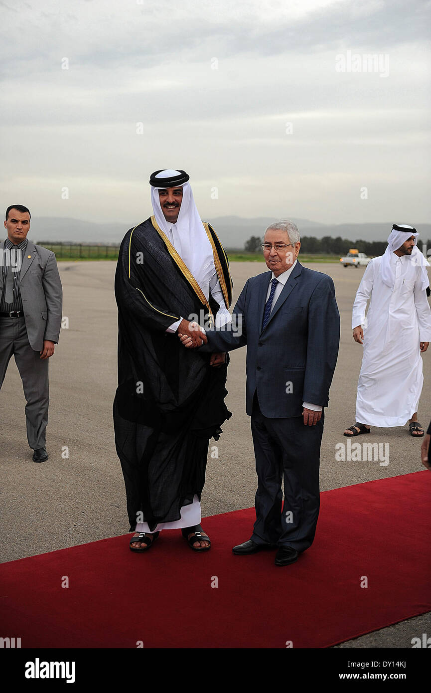 Alger, Algérie. 2ème apr 2014. L'émir du Qatar a été accueilli à l'Aéroport  International Houari-Boumediene par le président du Conseil de la Nation  (Chambre haute du Parlement) Abdelkader Bensalah . Emir de