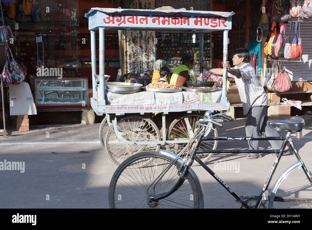 Pushkar, Rajasthan, Inde, Asie. Vendeur alimentaire avec pushcart en marché Sadar Bazar (le principal) Banque D'Images