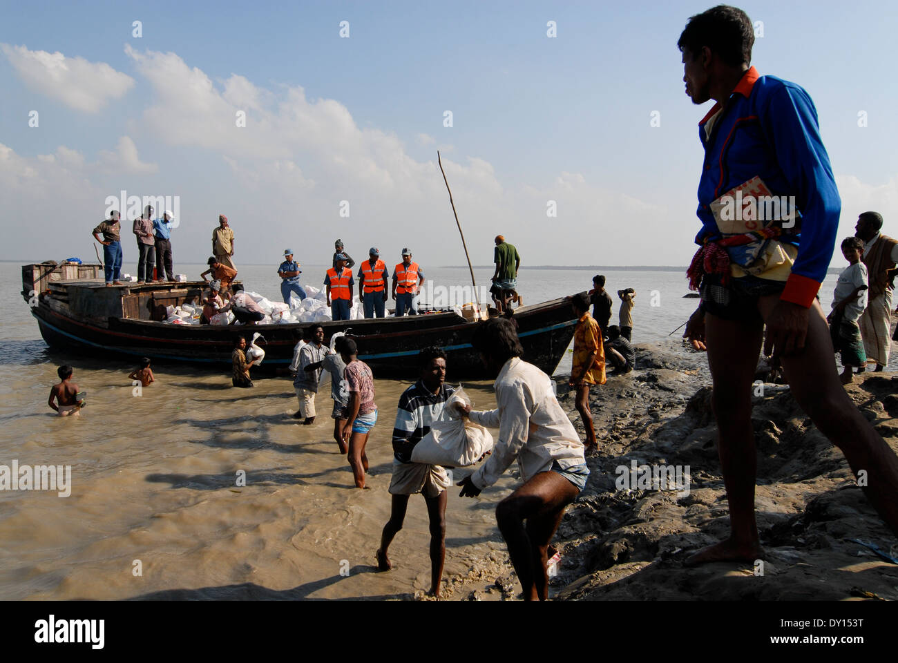 Le district de Bagerhat , BANGLADESH cyclone Sidr et la marée haute qui détruisent des villages au sud de la rivière khali, Balaswar, la distribution des secours aux personnes affectées dans les villages, les sacs de l'Arabie Saoudite sont distribués par une ONG musulmane Banque D'Images