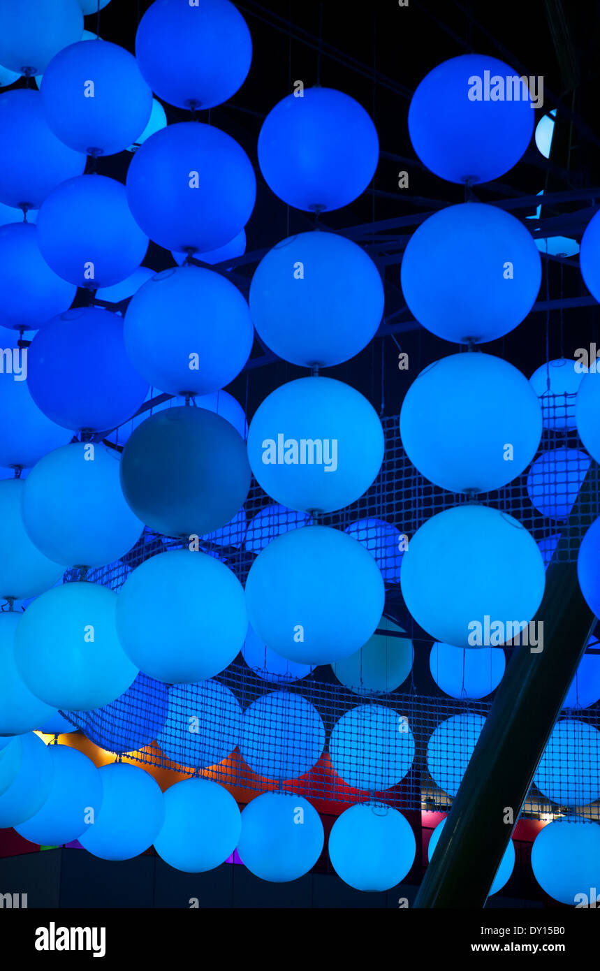 Affichage de l'éclairage de balisage bleu à la Coupole, Londres. Banque D'Images