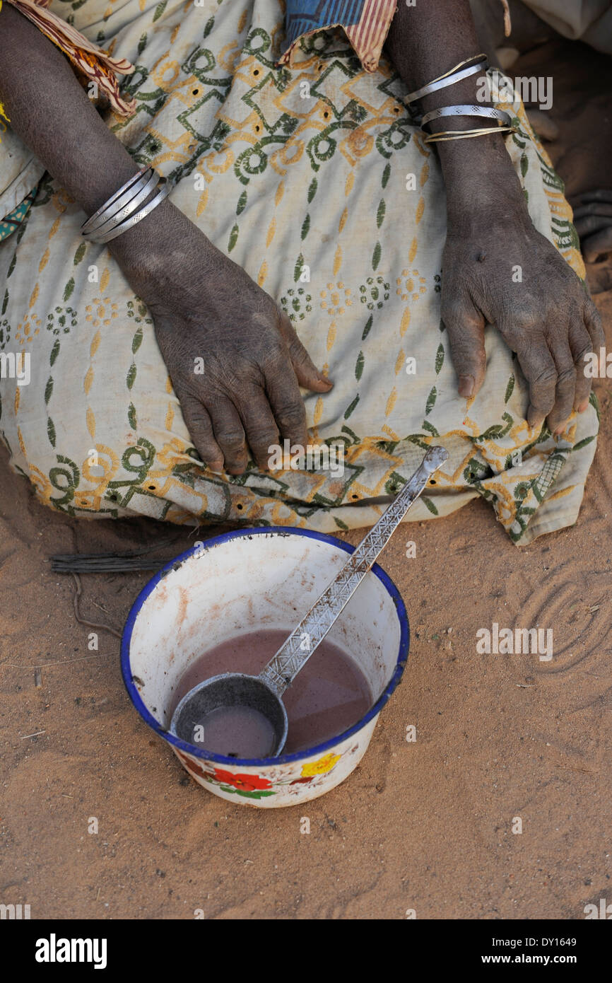 Zinder, NIGER BABAN TAPKI village, la femme souffre de la faim Banque D'Images