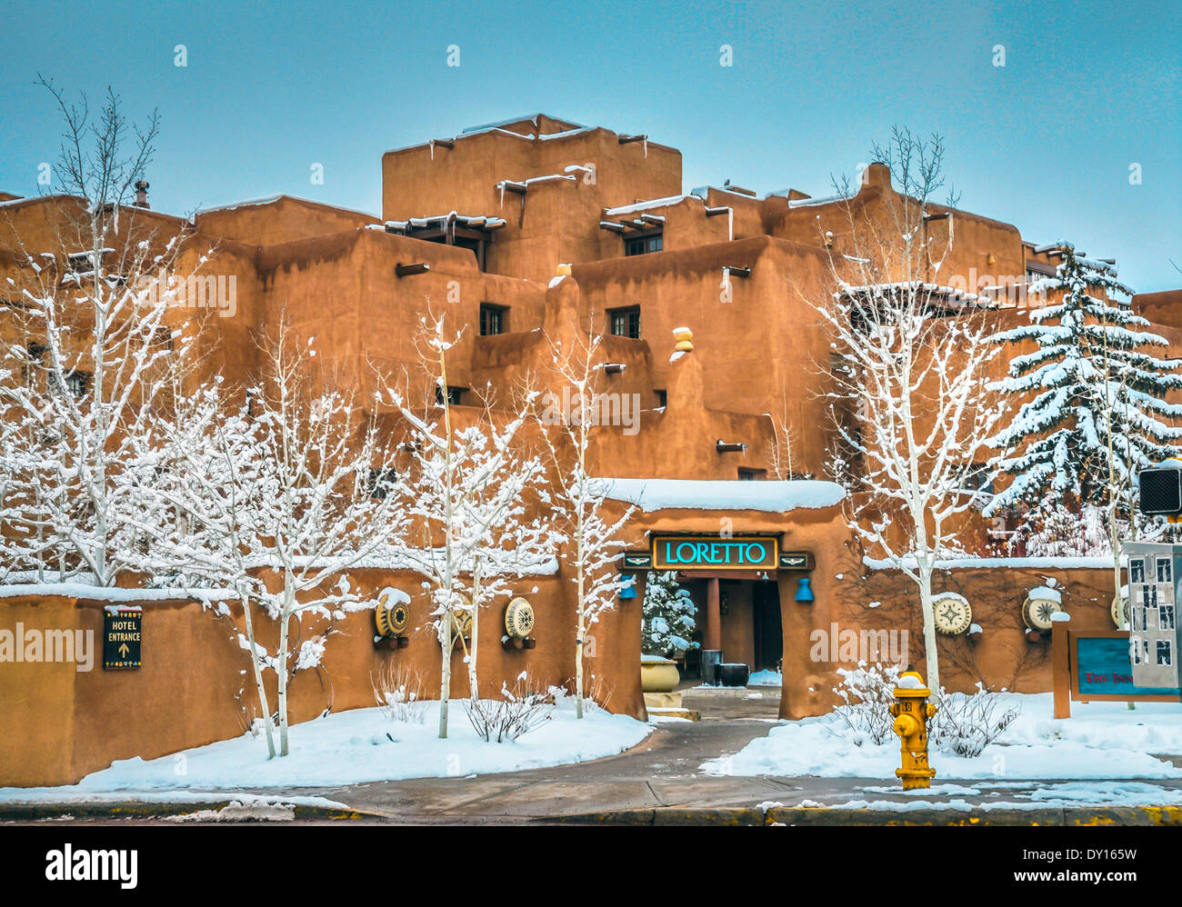 L'Inn and Spa at Loretto sur un jour d'hiver enneigé, une star de l'architecture dans le style pueblo du sud-ouest, à proximité de la plaza de Santa Fe, NM, Banque D'Images