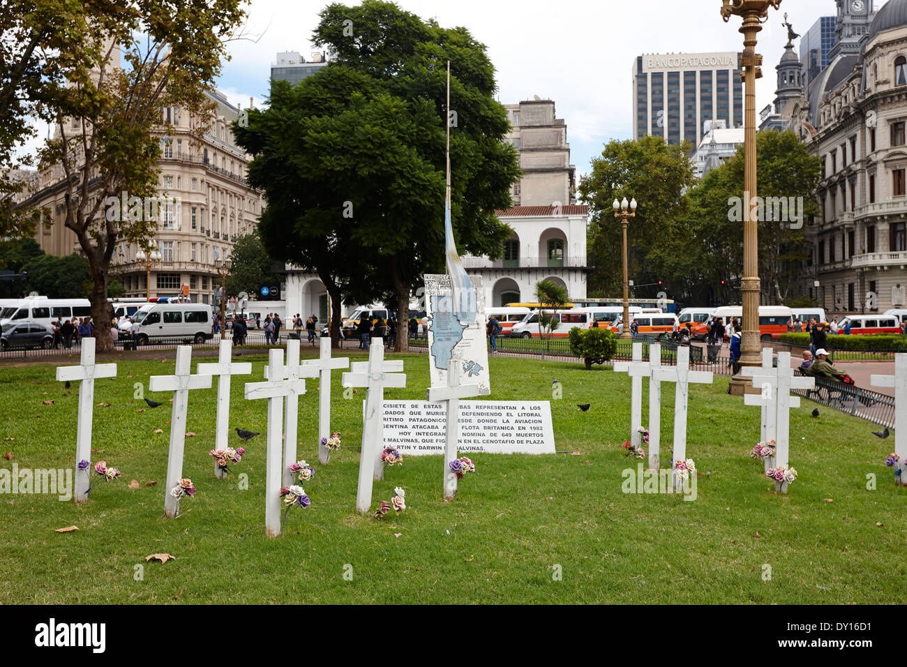 Croix blanches islas malvinas memorial pour protester en chapelle cimetière darwin Plaza de Mayo buenos aires argentine Banque D'Images