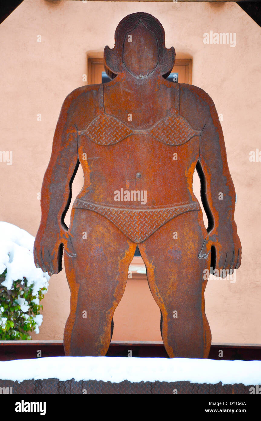 Une grande sculpture de métal d'une femme en bikini se trouve près de l'entrée au Musée de l'art autochtone contemporain à Santa Fe NM Banque D'Images