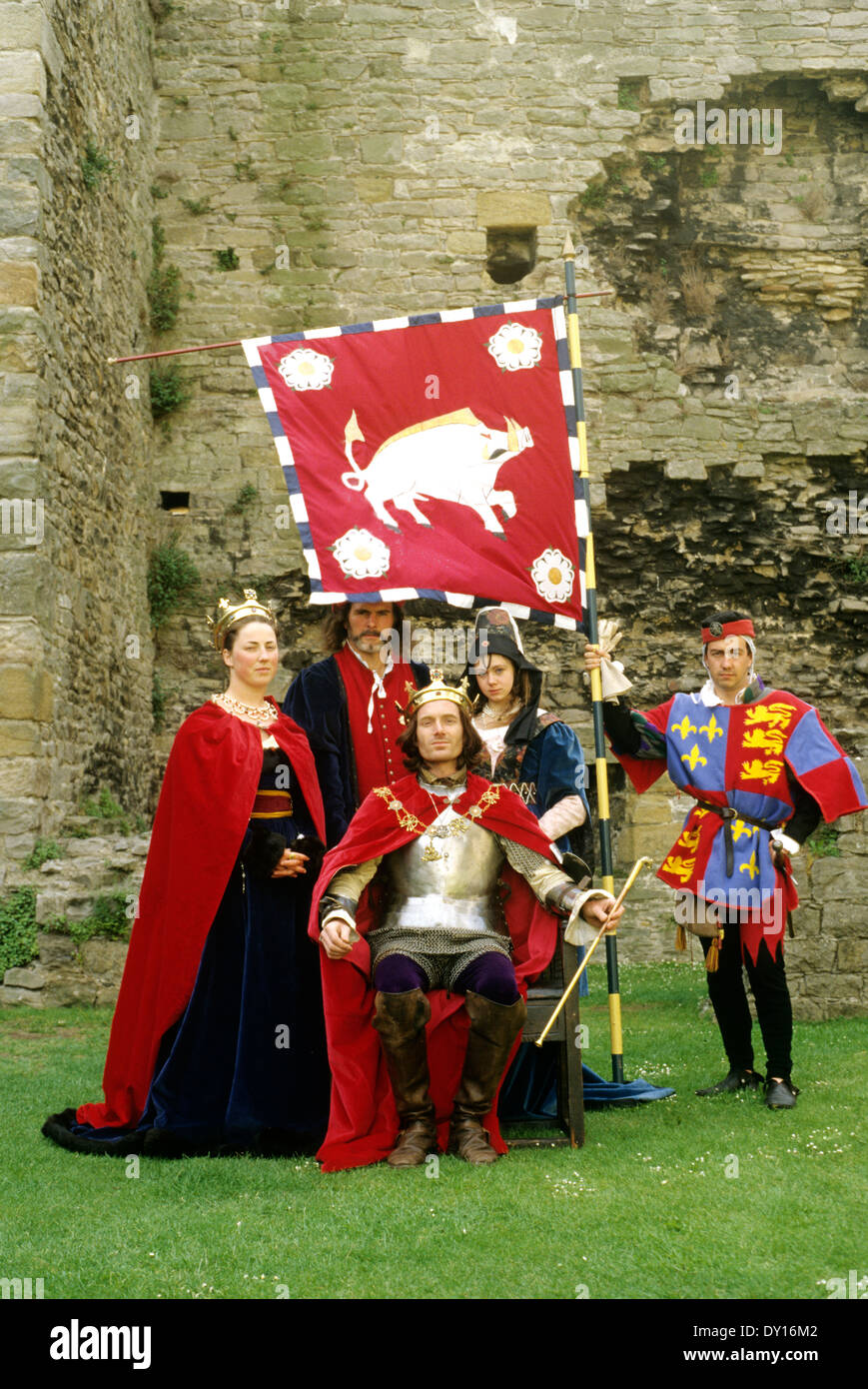 Le roi Richard 3e troisième, fin du 15e siècle médiéval reconstitution historique, Château de Middleham costumes costume armor armor Yorkshire Angleterre UK Boar tête de sanglier bannière drapeau armoiries Banque D'Images