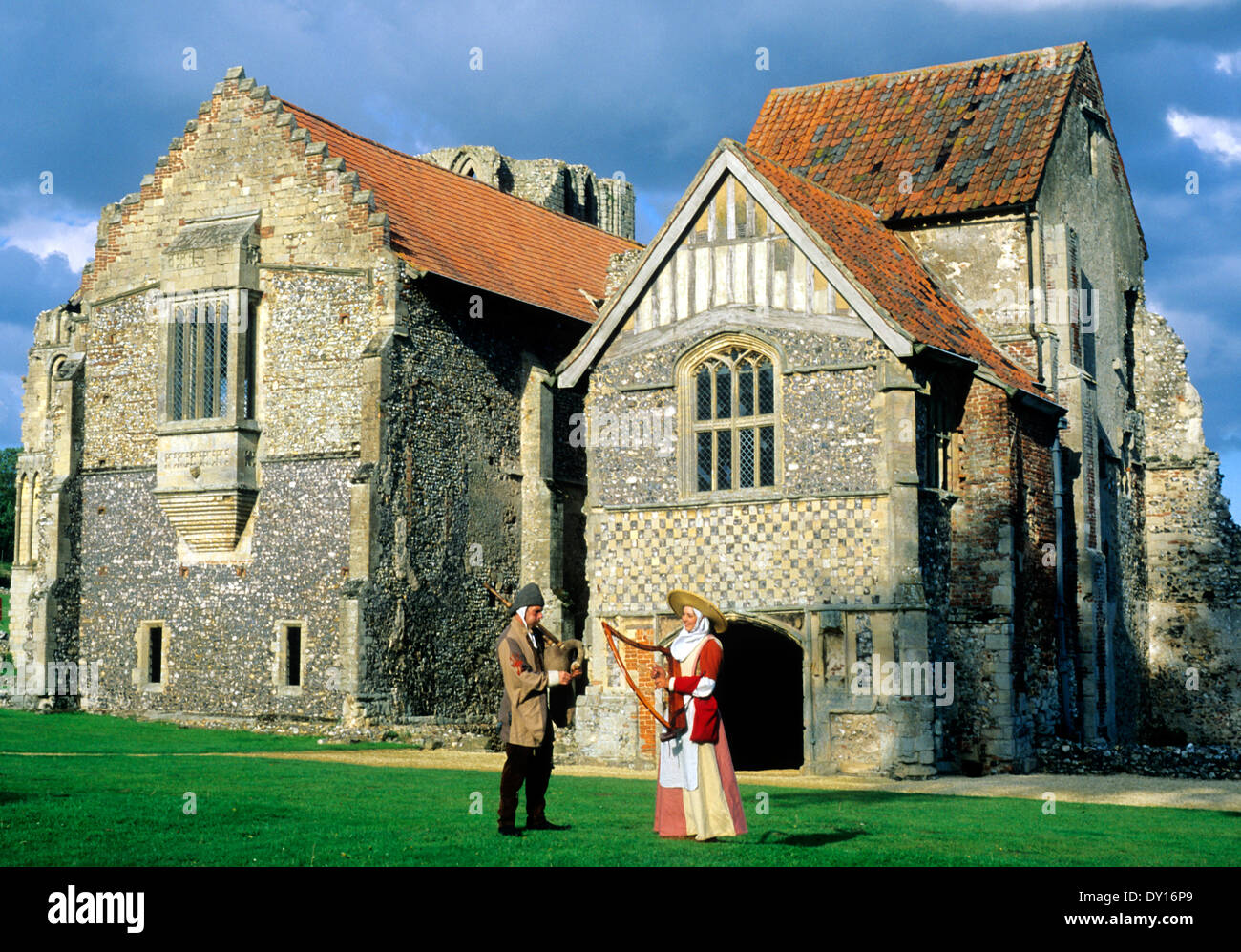 Castle Acre Prieuré médiéval, musiciens, reconstitution historique Norfolk England UK mode fashion robe costume costumes Banque D'Images