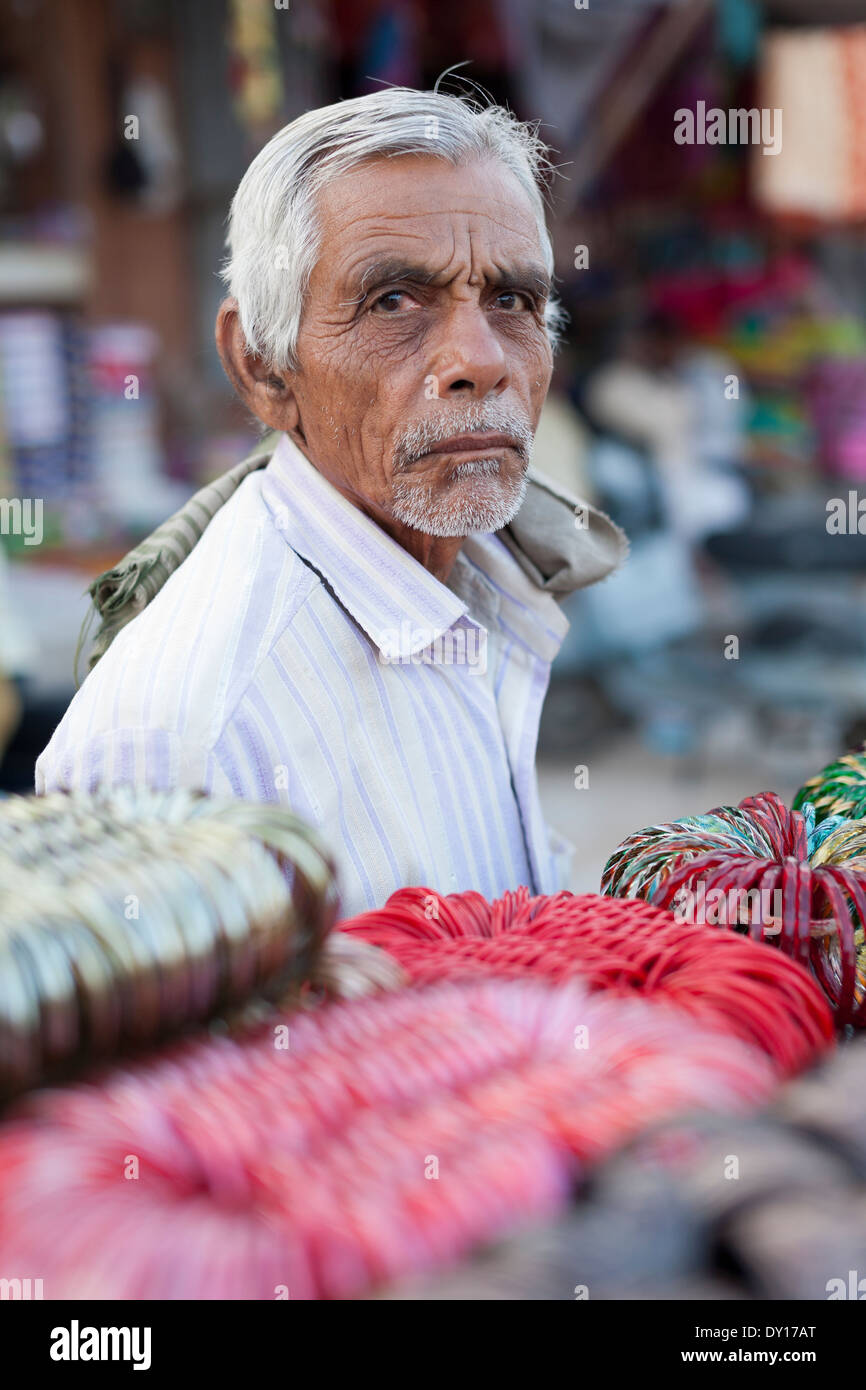 Jodhpur, Rajasthan, Inde. Vente de bracelets homme traditionnel un pushcart à Sardar Market, le main bazaar Banque D'Images