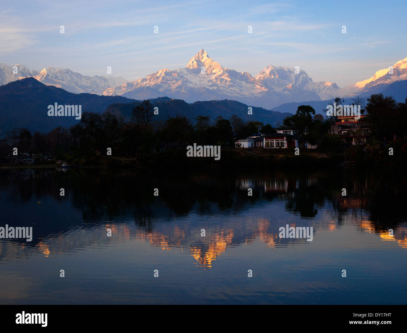 Réflexions de l'Annapurna au Lac Phewa, Pokhara, Népal, au coucher du soleil Banque D'Images