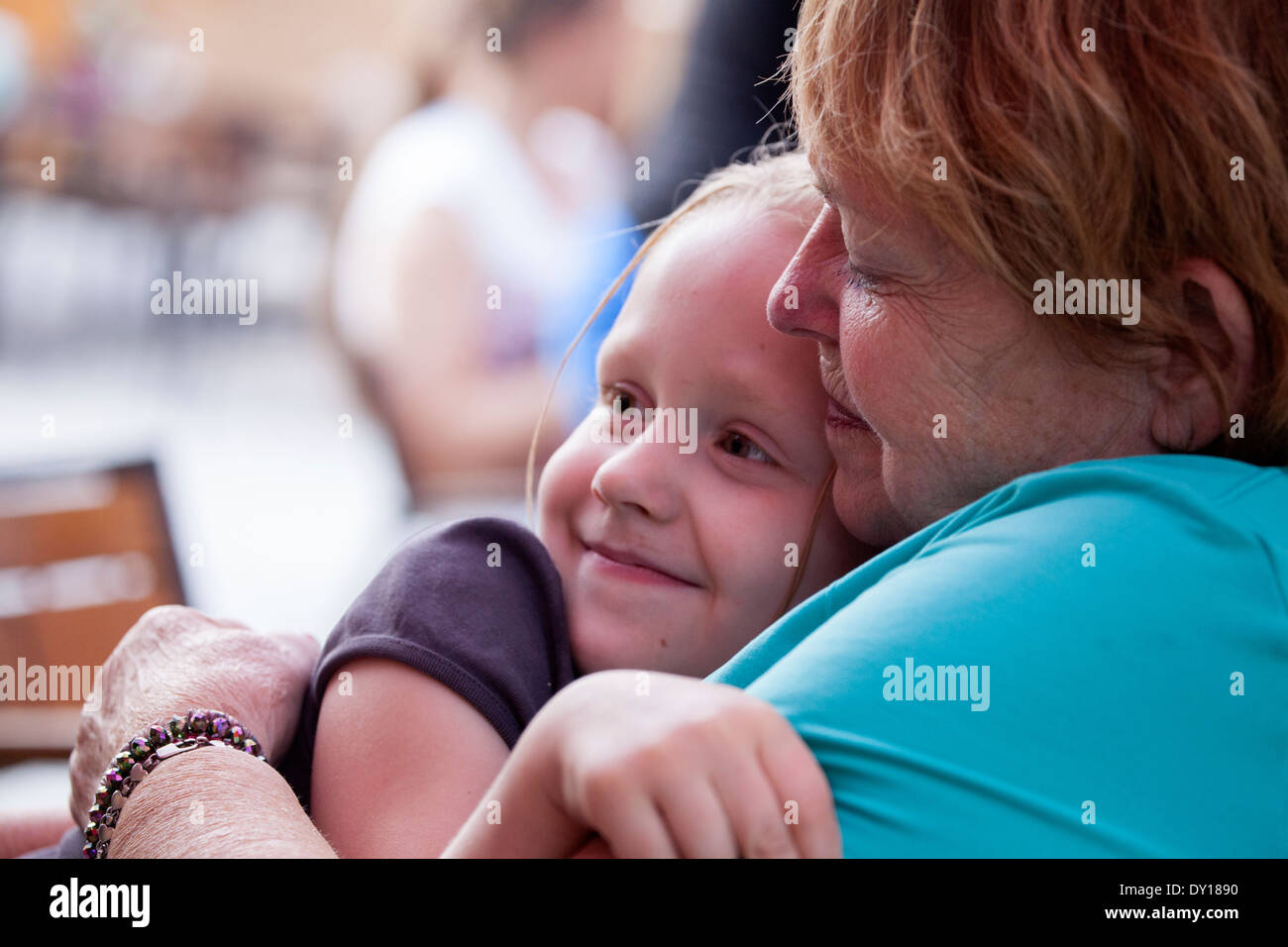 Petite-fille nuzzling affectueusement grand-mère jusqu'à l'âge de 6 et 71. Spala Centre de la Pologne Banque D'Images