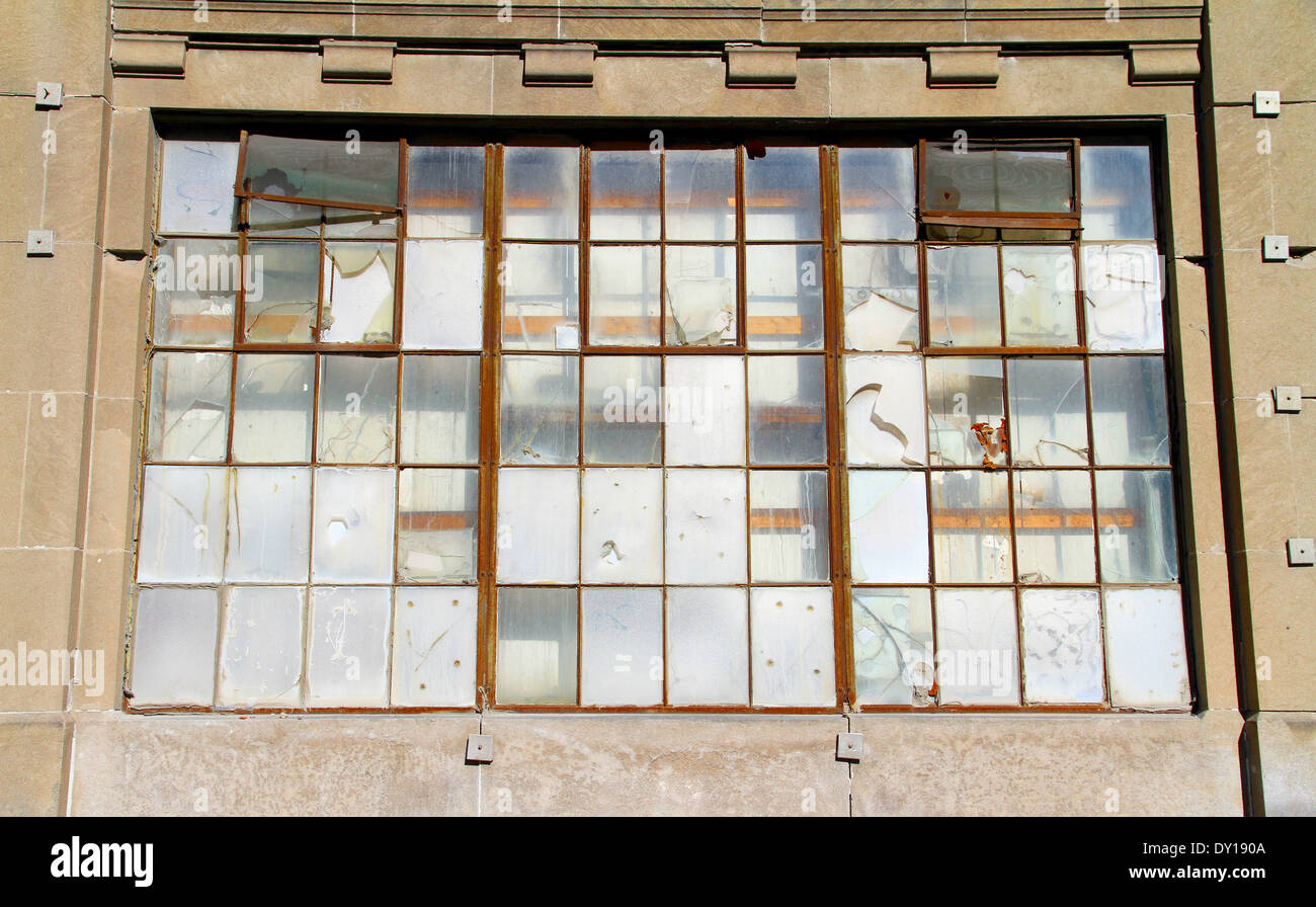 Ancien verre fenêtre d'un site industriel abandonné Banque D'Images