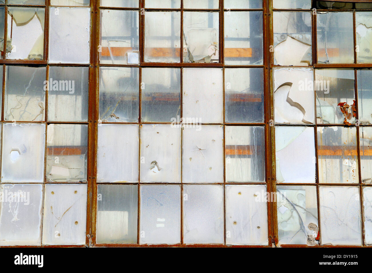 Ancien verre fenêtre d'un site industriel abandonné Banque D'Images