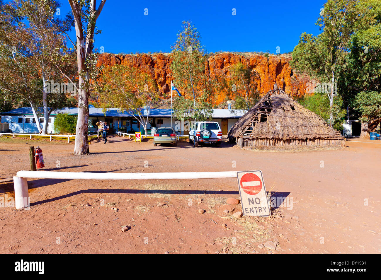 Glen Helen Gorge paysages paysage australien de l'outback du territoire du nord de l'Australie Centrale formations rocheuses isolées arides reso Banque D'Images