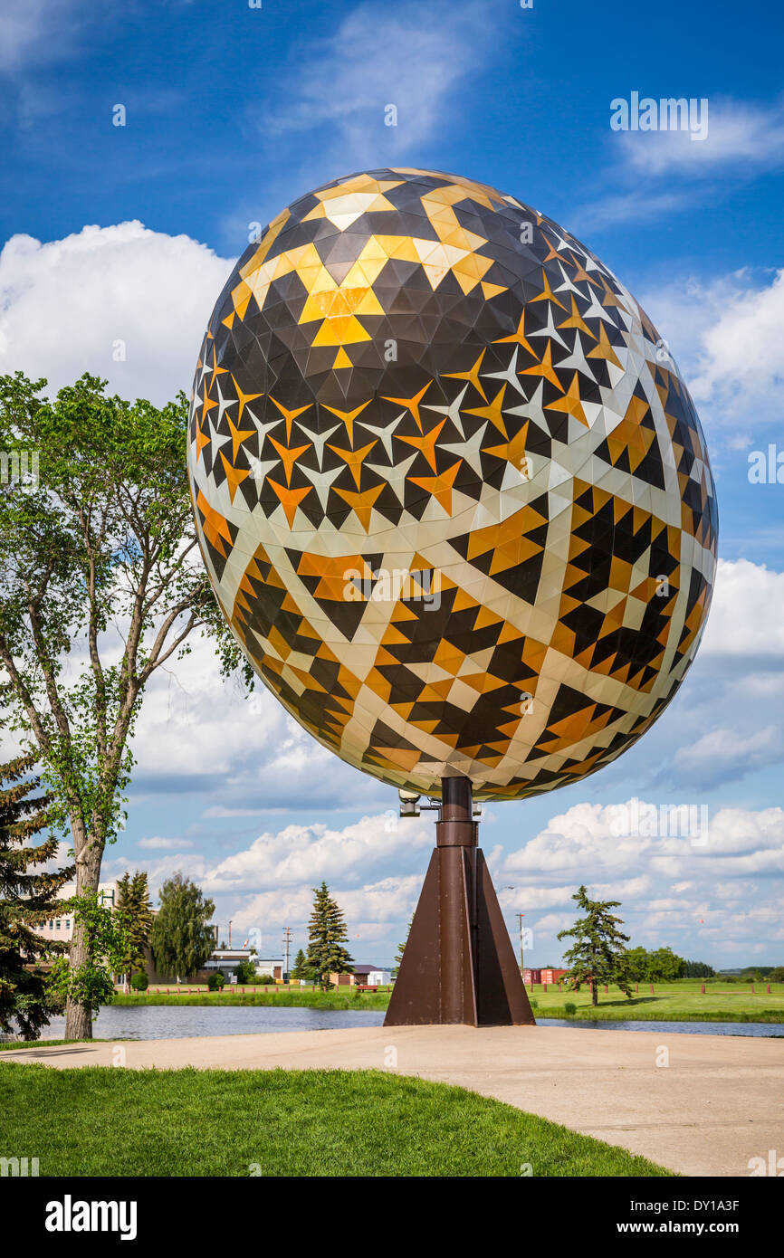 Le gros œuf est une sculpture géante d'un ukrainien Pysanka, un oeuf de Pâques de style à Vegreville, en Alberta, au Canada. Banque D'Images