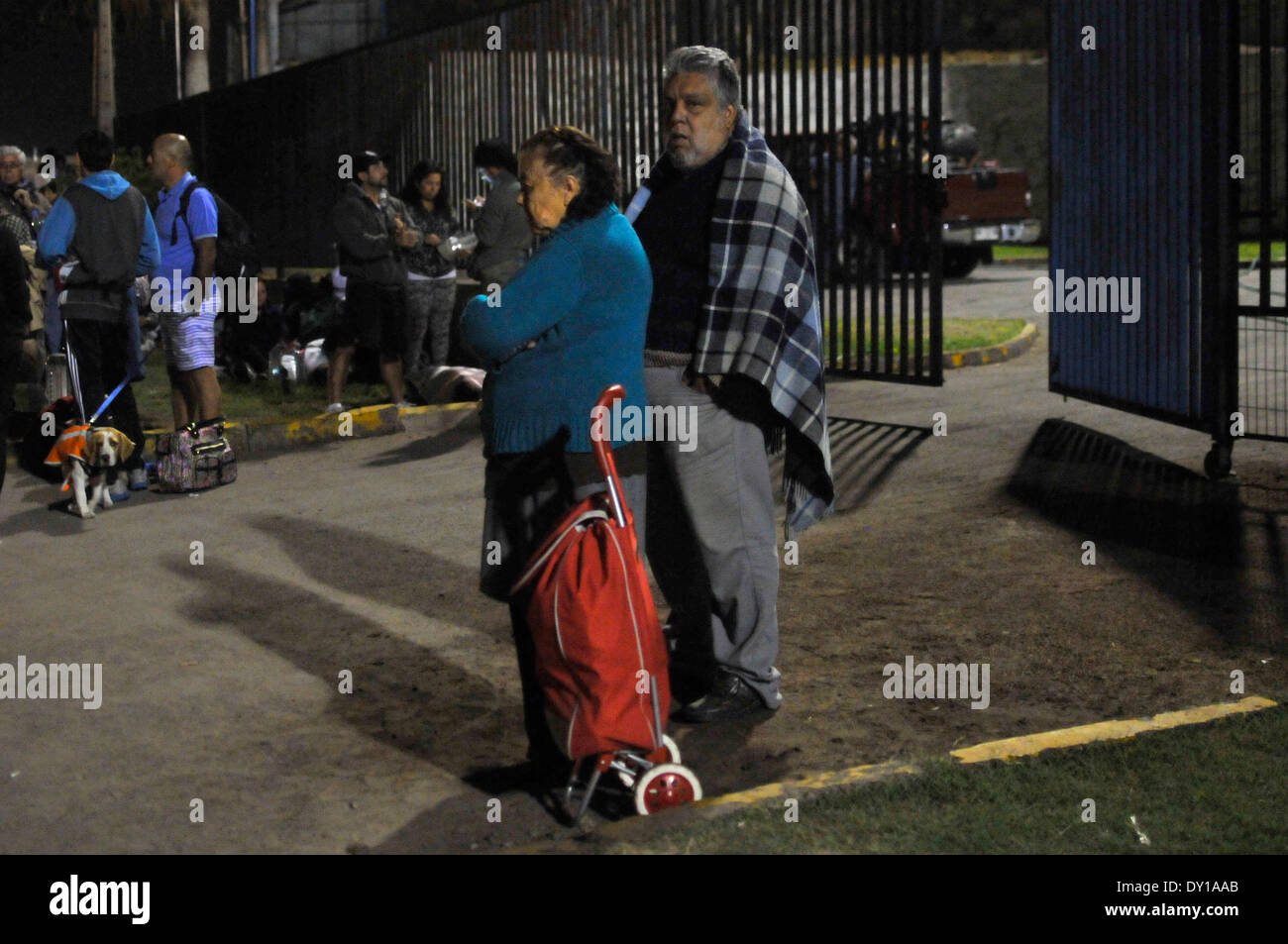 Iquique, Chili. 3ème apr 2014. Les gens se tiennent sur une rue après un tremblement de terre, à Iquique, Chili, le 3 avril 2014. Un séisme de magnitude 7,8 au large de la mer en sursaut côte nord du Chili à 10:43 h jeudi (heure de Beijing), selon le centre des réseaux Séisme en Chine. Credit : AGENCIA UNO/Xinhua/Alamy Live News Banque D'Images