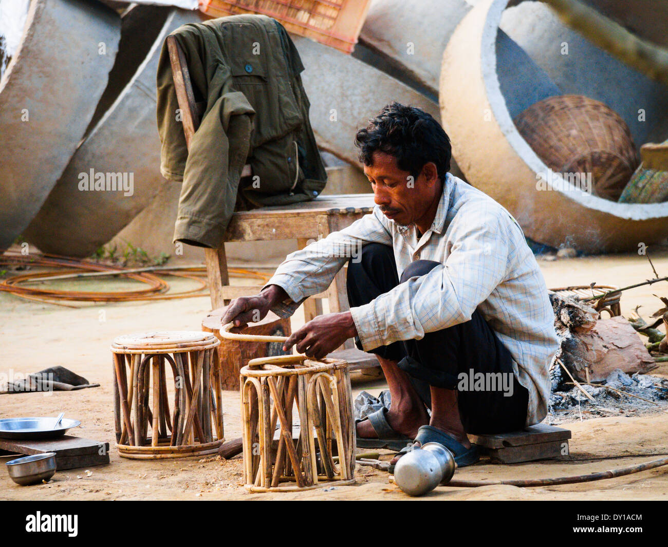 Man making mobilier en rotin dans Thakurdwara Bardia, Népal, Banque D'Images