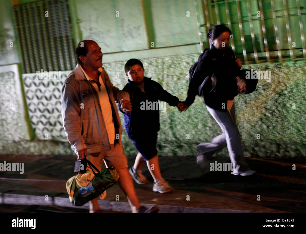 Arica, Chili. 3ème apr 2014. Les gens réagissent après un tremblement de terre à Arica, Chili, le 3 avril 2014. Un séisme de magnitude 7,8 au large de la mer en sursaut côte nord du Chili à 10:43 h jeudi (heure de Beijing), selon le centre des réseaux Séisme en Chine. Credit : AGENCIA UNO/Xinhua/Alamy Live News Banque D'Images