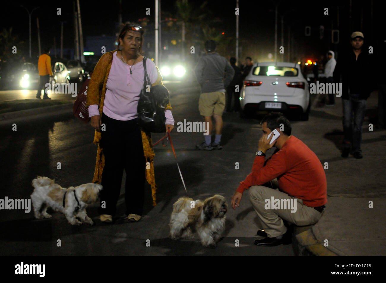 Iquique, Chili. 2ème apr 2014. Les gens réagissent après un tremblement de terre à Iquique, Chili, le 2 avril 2014. Un séisme de magnitude 7,8 au large de la mer en sursaut côte nord du Chili à 10:43 h jeudi (heure de Beijing), selon le centre des réseaux Séisme en Chine. Credit : AGENCIA UNO/Xinhua/Alamy Live News Banque D'Images