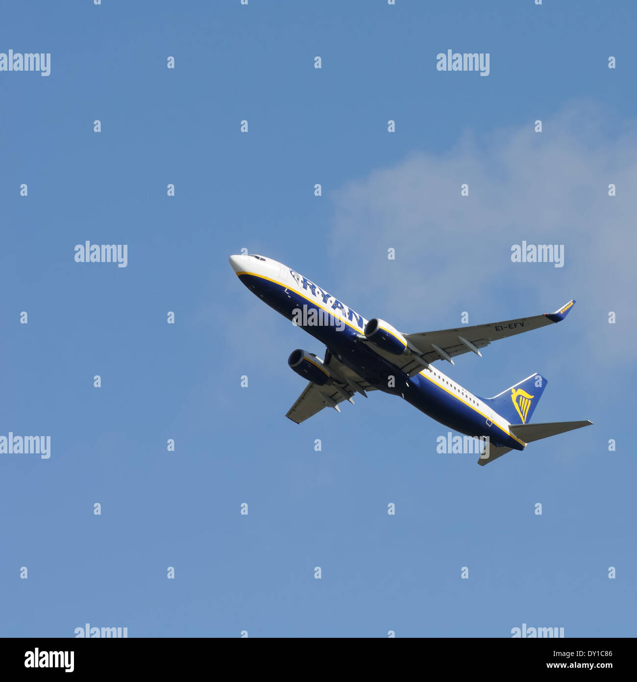 Avion de ligne Ryanair Boeing 737-8AE-EFV COMME Banque D'Images