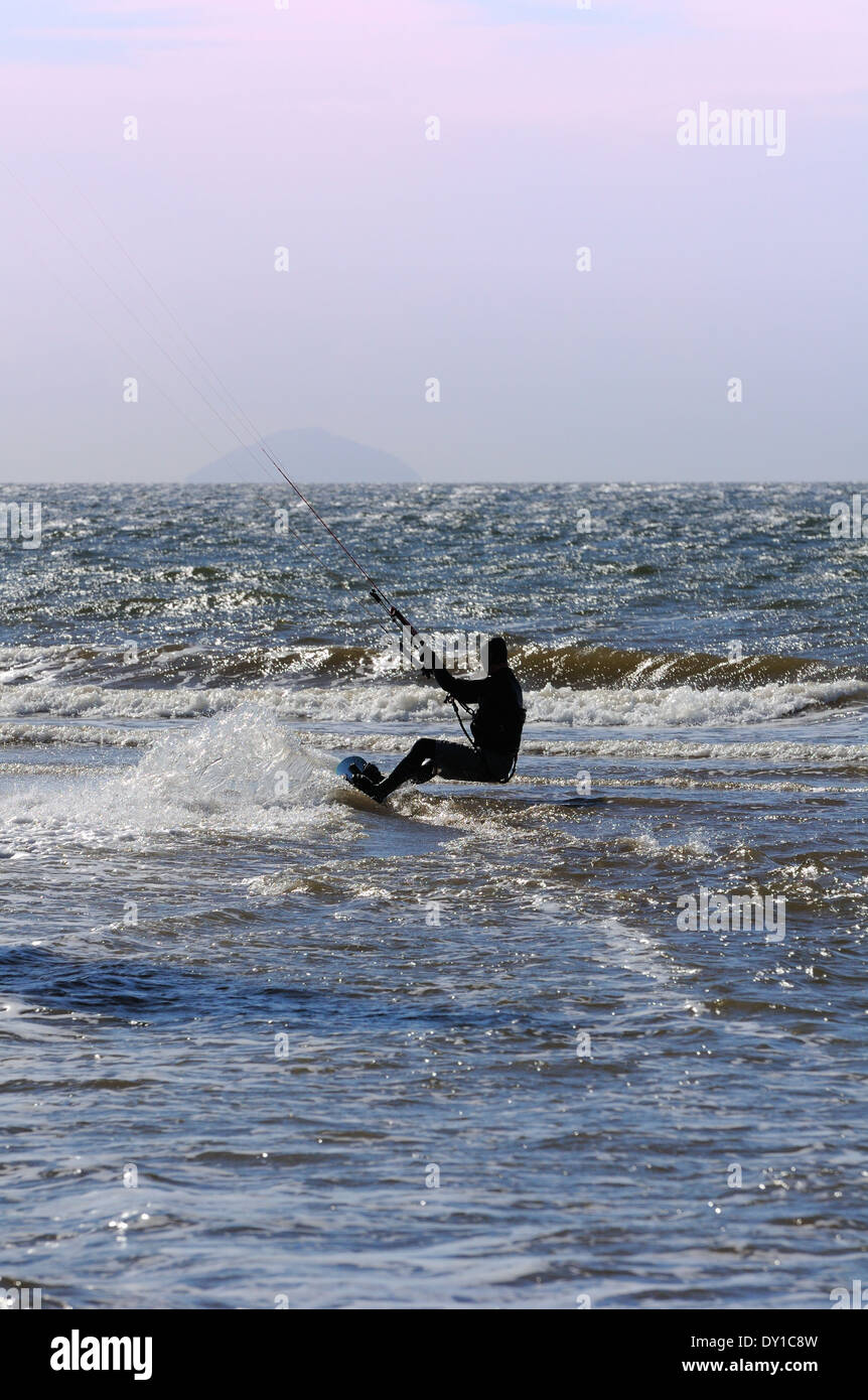 Kite surfer sur la côte ouest de l'Ecosse à Prestwick, Ayrshire. Banque D'Images