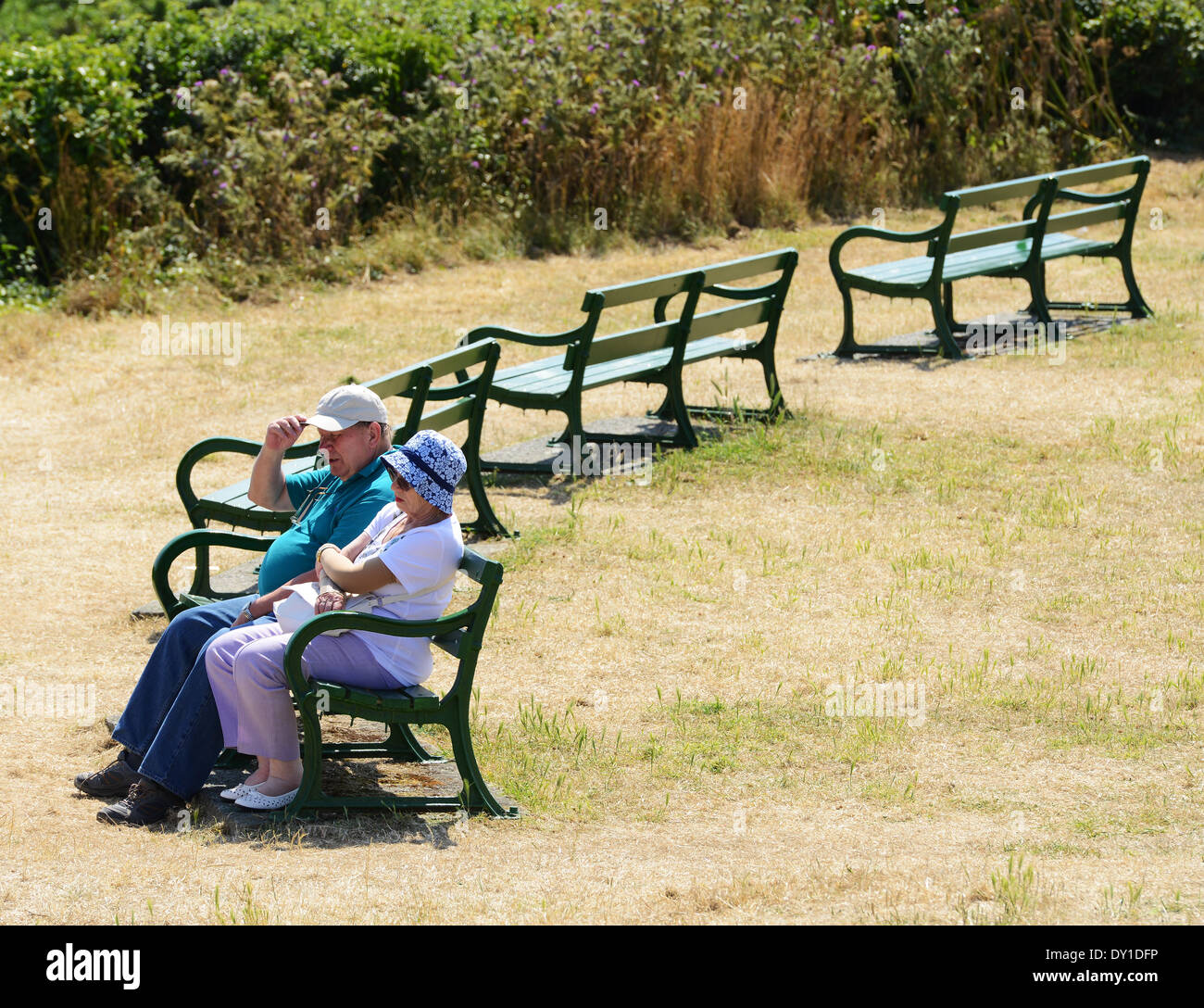 Couple sitting on park bench, UK Banque D'Images