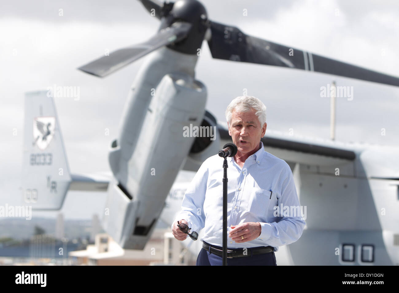 Honolulu, Etats-Unis. 2 avril, 2014. Secrétaire américain à la défense Chuck Hagel prend la parole lors d'une conférence de presse sur le pont de l'USS Anchorage, un navire de transport amphibie dock at Joint Base Pearl Harbor-Hickam à Honolulu, Hawaï, États-Unis, le 2 avril 2014. Secrétaire américain à la défense Chuck Hagel le mercredi s'est engagé à continuer à fournir de l'aide américaine pour la recherche d'un vol Malaysia Airlines MH370. Il a dit qu'il s'est réuni avec le ministre de la Défense et ministre des Transports Hishammuddin Hussein par intérim au cours de l'U.S. Banque D'Images