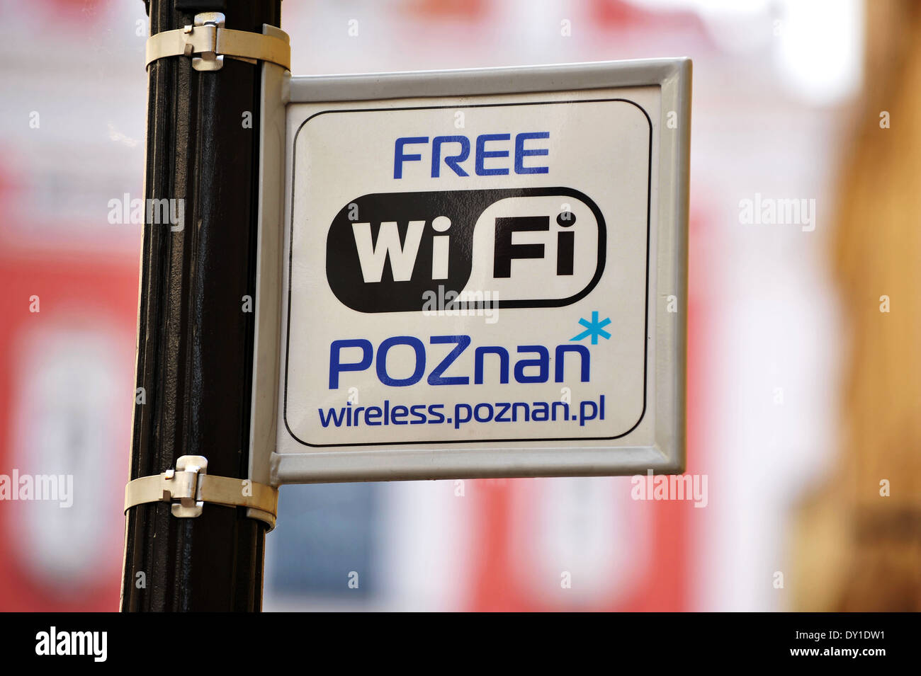 Une connexion Wi-Fi gratuite signe, Poznan, Pologne. Banque D'Images
