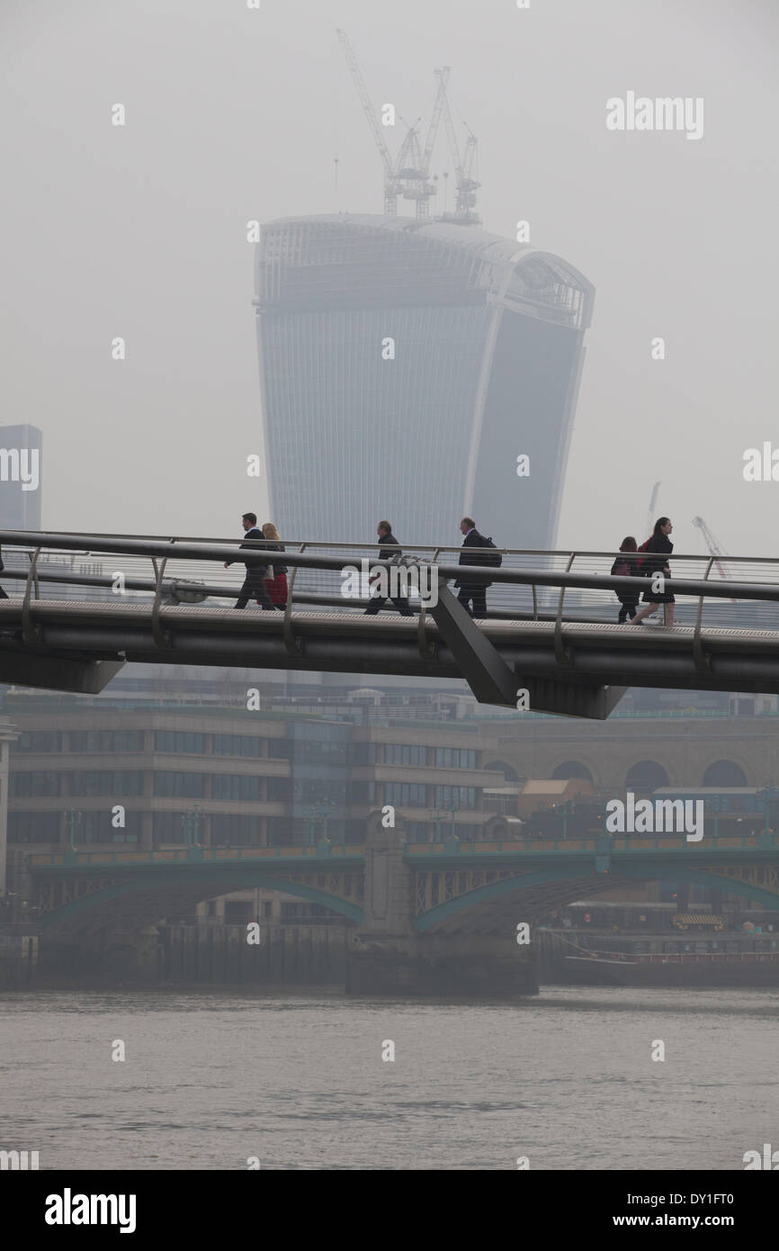 Londres, Royaume-Uni. 3 avril, 2014. Le Smog de Londres : Millennium Bridge, City of London, London, UK Les banlieusards font leur chemin à travers le pont du millénaire comme le Smog de Londres, et la poussière rouge balayée du Sahara continuent de causer des niveaux élevés de pollution de l'air dans la capitale. Des dizaines de vols ont été annulés et les gens ont été invités à rester à l'intérieur s'ils souffrent d'asthme ou de maladies du coeur. Crédit : Jeff Gilbert/Alamy Live News Banque D'Images