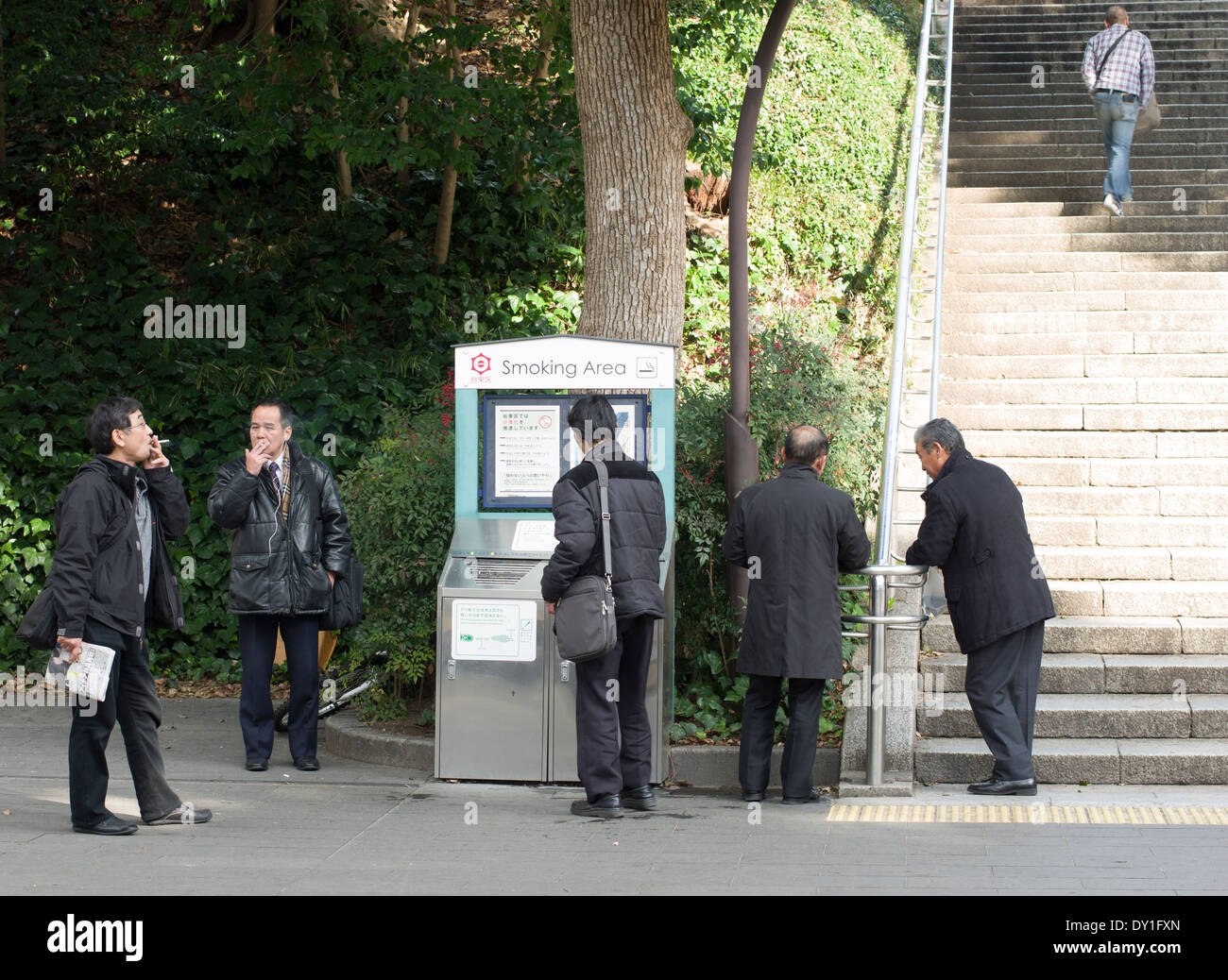 Public extérieur fumeurs à Ueno, Tokyo, Japon Banque D'Images
