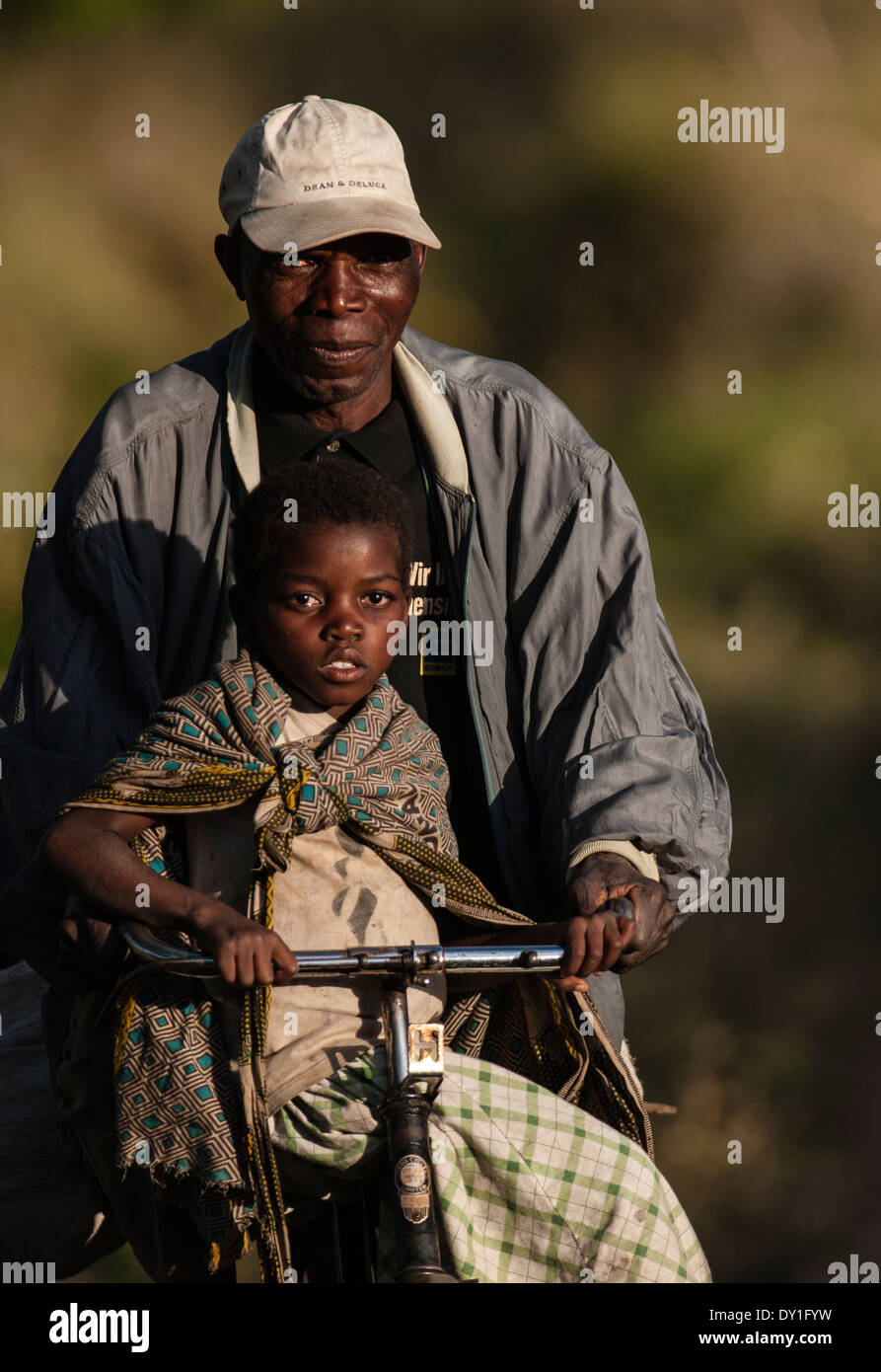 Une fille dans la province de Sofala prend un tour sur son grand-père location Banque D'Images