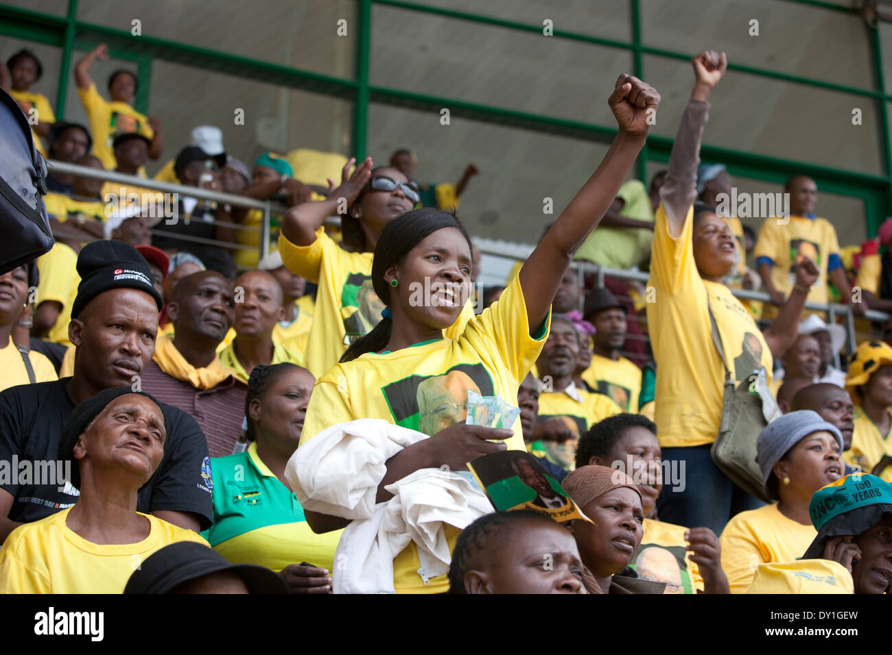 Partisans de l'ANC portant les T-shirts avec la face du président sud-africain Jacob Zuma au cours de la province de Gauteng Banque D'Images