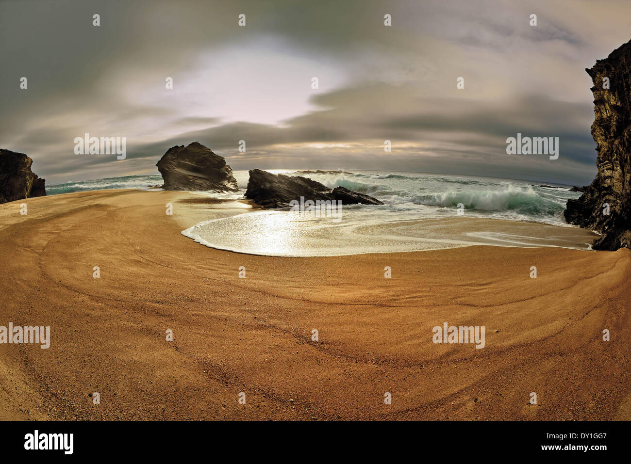 Le Portugal, l'Alentejo, Porto Covo, Parc Naturel Costa Vicentina et au sud-ouest de l'Alentejo, plage, scenic, coucher de soleil, le coucher du soleil, sable, perspective fisheye, vagues, Océan Atlantique, océan, mer, littoral, Seascape, romantique, l'atmosphère, grand, rochers, bay, voyage, visite Banque D'Images
